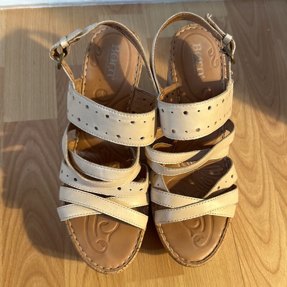 ~BORN~ EUC~Born Cream Leather "Marlys Wedge Sandal 9/40.4 - Picture 4 of 5